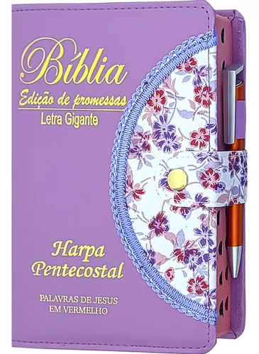 Kit com duas Bíblias Sagradas em capa branca para casal, dispostas abertas sobre uma superfície de madeira clara, com páginas douradas e detalhes elegantes