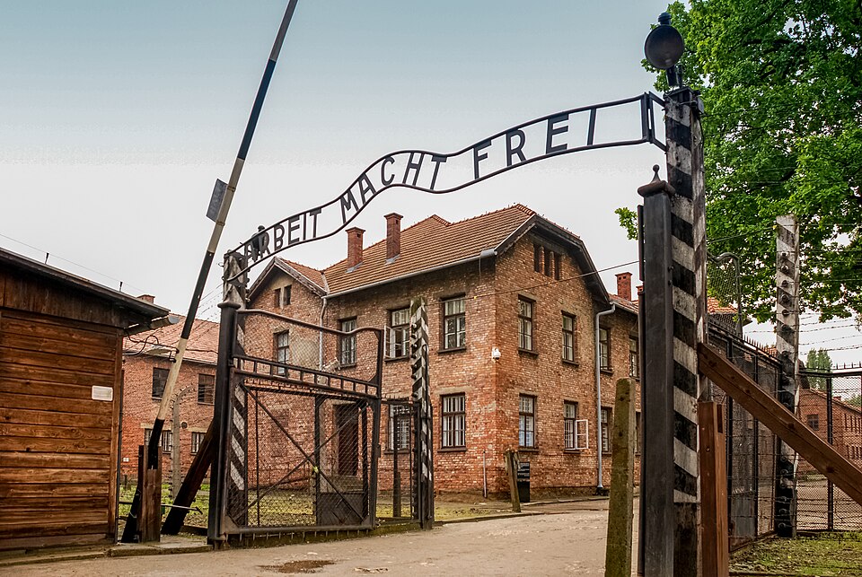 Portão de Auschwitz I com a inscrição Arbeit Macht Frei