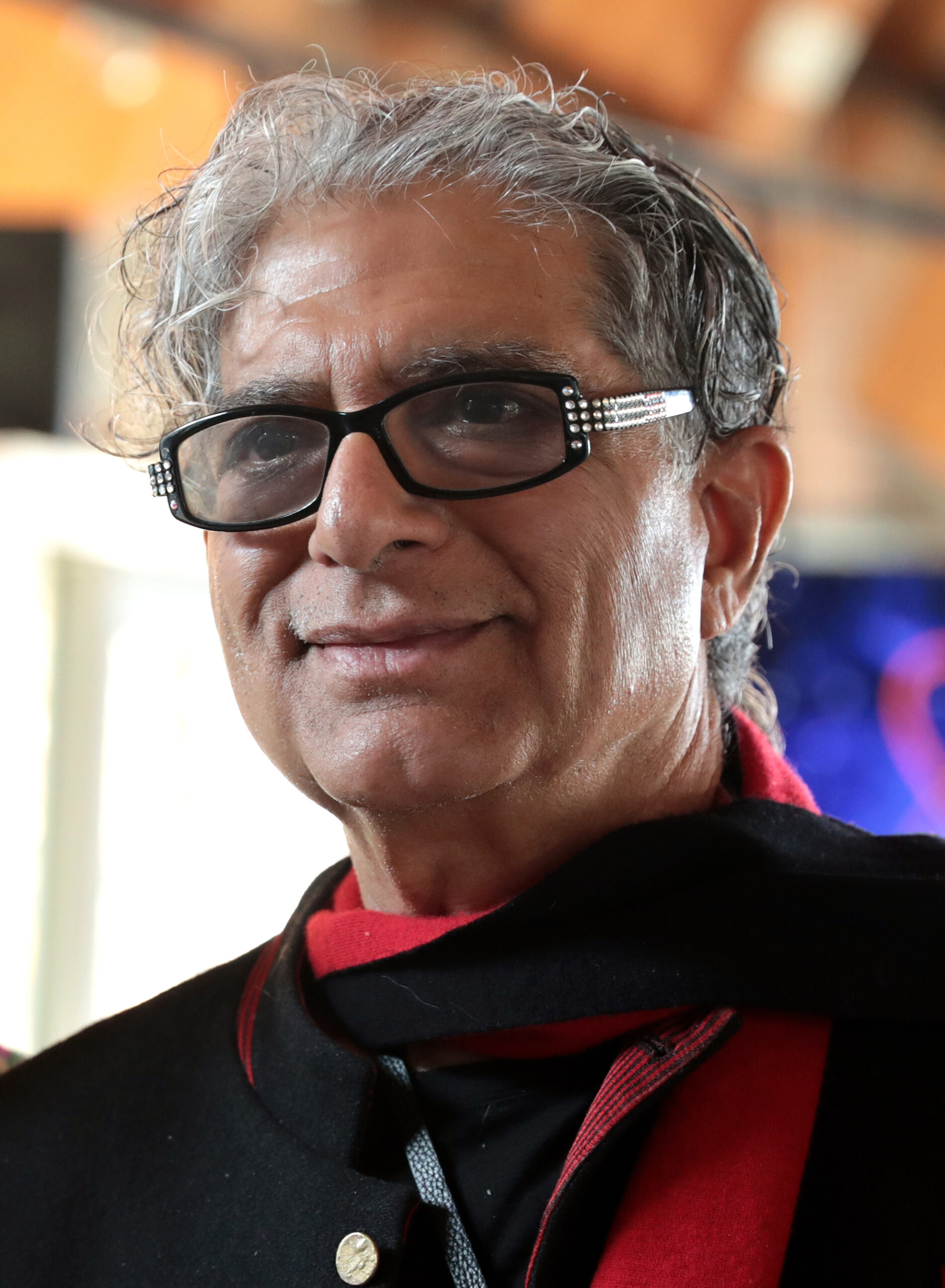 Deepak Chopra, médico e escritor indiano-americano, fundador do Chopra Foundation, sorrindo em foto oficial, autor do best-seller As Sete Leis Espirituais do Sucesso