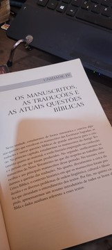 Capa do livro Sapiens: Uma Breve História da Humanidade de Yuval Noah Harari, edição brasileira da Companhia das Letras com fundo escuro e título em letras douradas