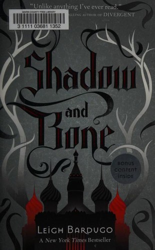 Capa do livro Sombra e Ossos, de Leigh Bardugo