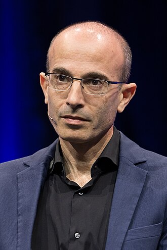 Fotografia de Yuval Noah Harari, historiador israelense autor de Sapiens, de terno escuro com expressão pensativa